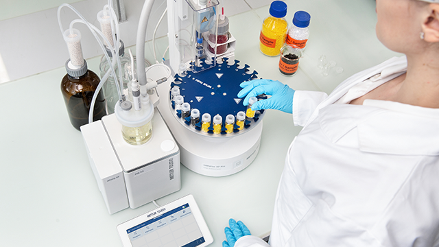 Figure 2. Solid sample measurement using EVA Karl Fischer Titrator and InMotion KF Pro as one system. Figure 2. Solid sample measurement using EVA Karl Fischer Titrator and InMotion KF Pro as one system.