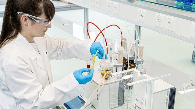 Revealing Acid Dissociation Constants with TIT-UV/Vis Coupling