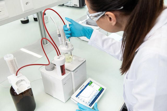 Figure 1: Injection of a Liquid Sample in Karl Fischer Titration Cell.