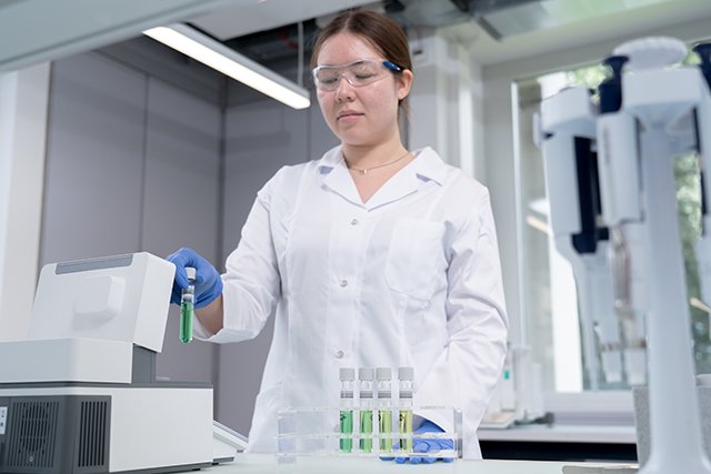 Figure 2: For easy and convenient operation of the EasyPlus UV/VIS minilab: The round cuvettes of the NANOCOLOR® test kits provide high-quality reagents in first-class glassware, guaranteeing optimum results.