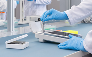 Comptage de cellules automatisé CytoDirect utilisé sous le capot en laboratoire