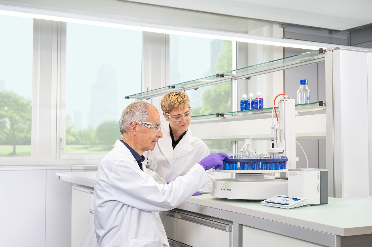 Two researchers looking at the inmotion Two researchers looking at the inmotion