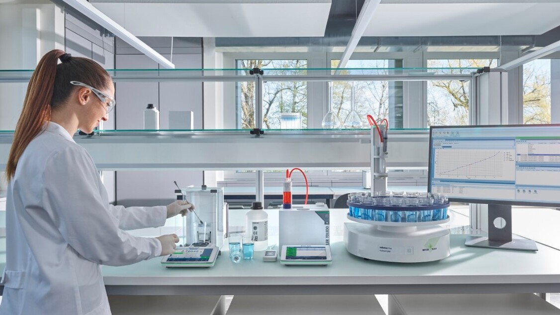 A scientist analysing a sample in an automated workflow in a lab