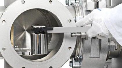 Hand tightening bolt of a machine