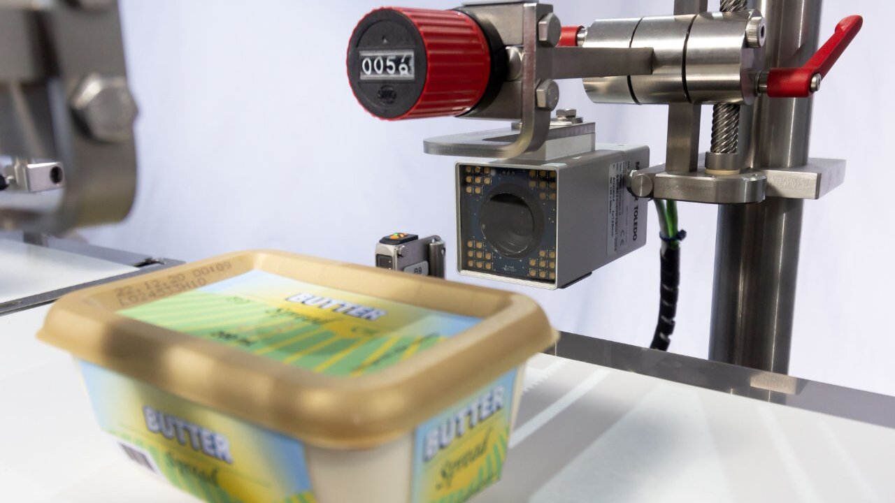 Inspecting plastic tub labels with vision inspection system