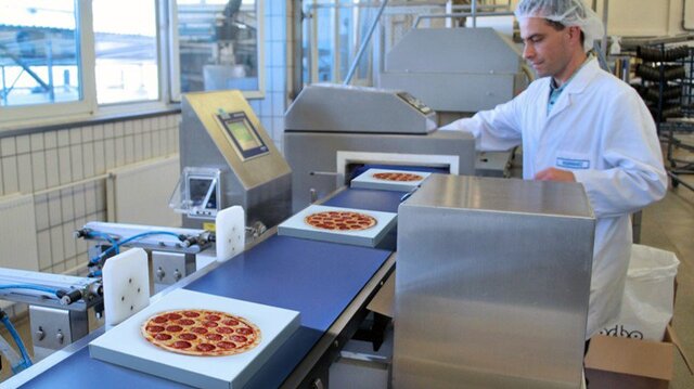 Ready meals pizza production and weighing